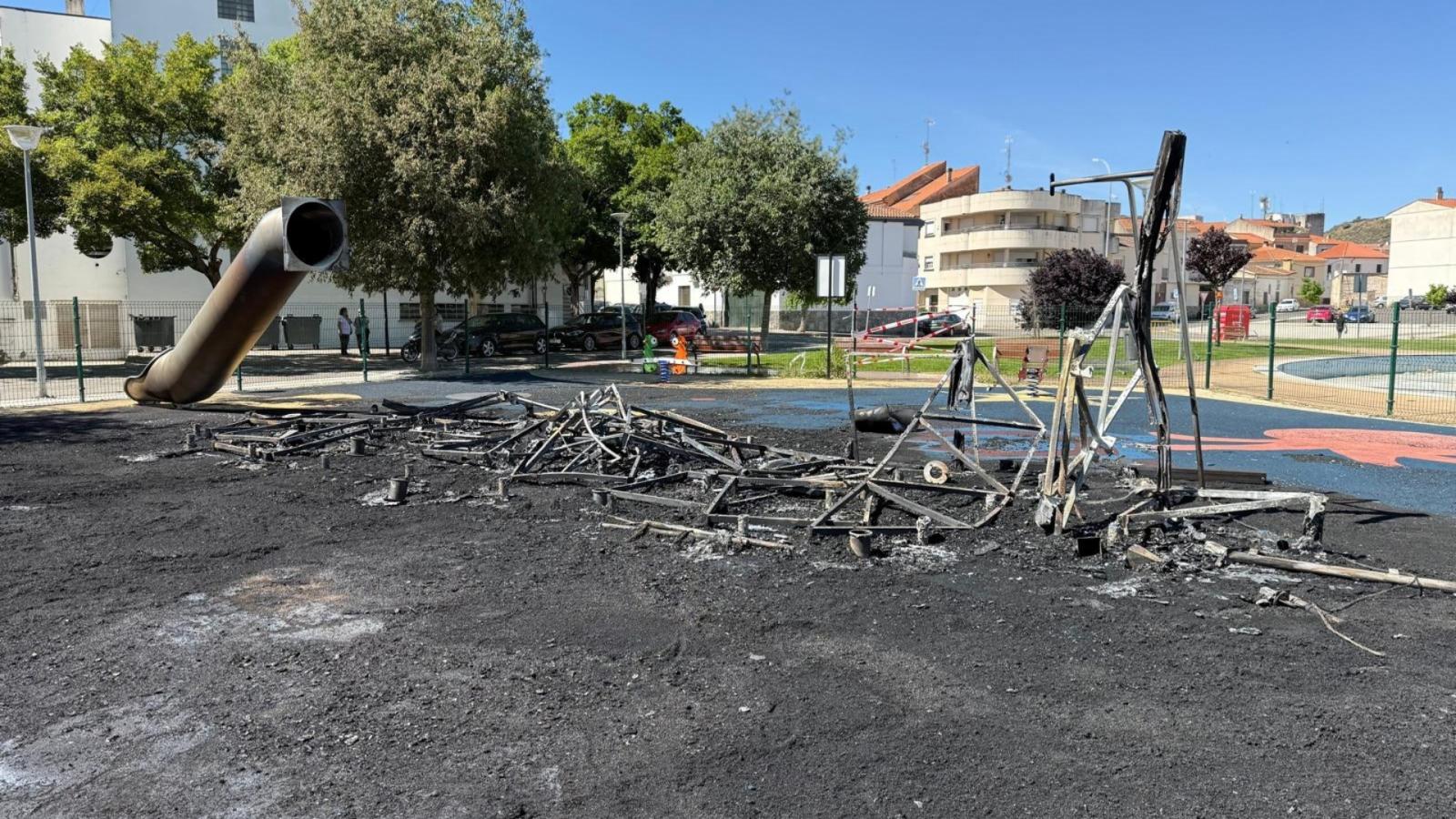 Parque infantil quemado en Navalmoral de la Mata