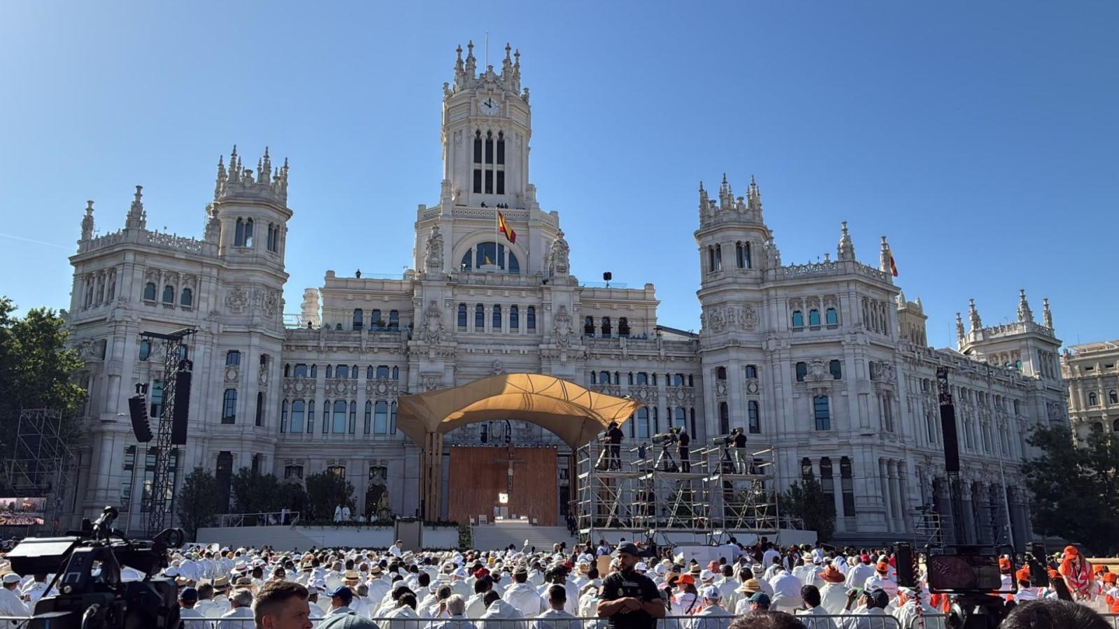 Miles de personas esperan para la Santa Misa