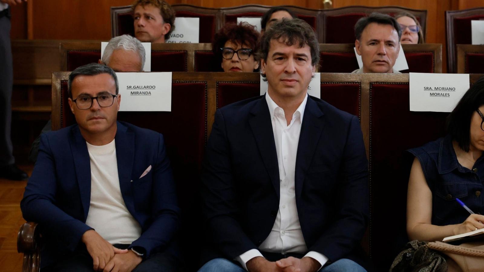 El hermano del presidente del gobierno David Sánchez y Miguel Ángel Gallardo, ex líder del PSOE extremeño, este jueves en la Audiencia de Badajoz, donde se inicia el juicio por el proceso de contratación de David Sánchez