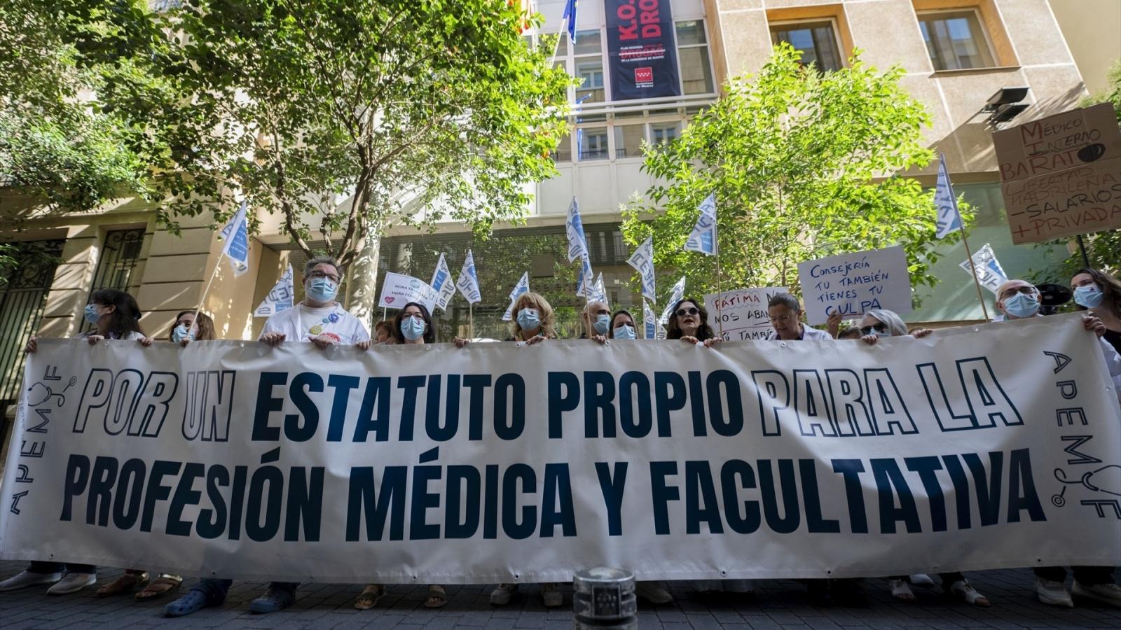 Médicos y facultativos durante una concentración frente a la Consejería de Sanidad, a 22 de mayo de 2026, en Madrid 