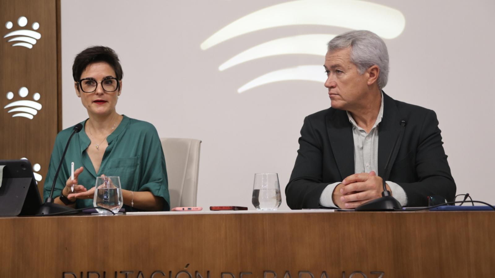 La presidenta de la Diputación de Badajoz, Raquel del Puerto y el diputado del Área de Formación y Capacitación para el Empleo, Manuel Gómez.