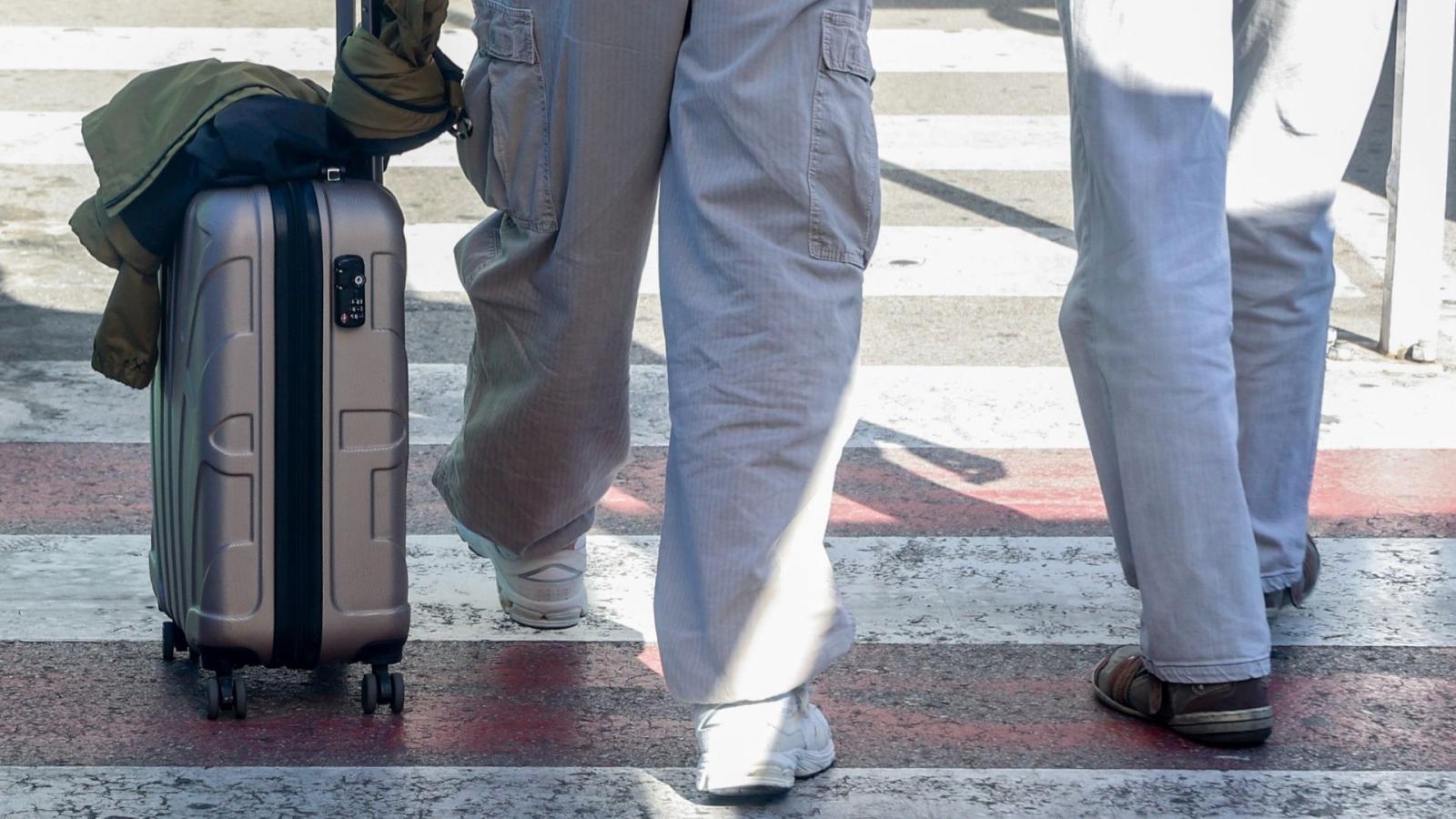 Un hombre con una maleta a la salida del aeropuerto Adolfo Suárez-Madrid Barajas en una imagen de archivo