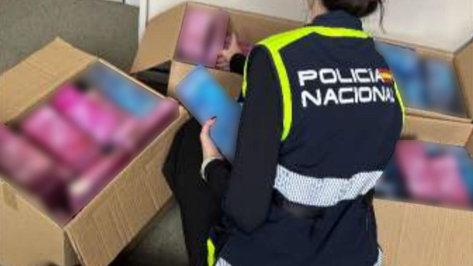 Policía inspeccionando cajas con los productos incautados