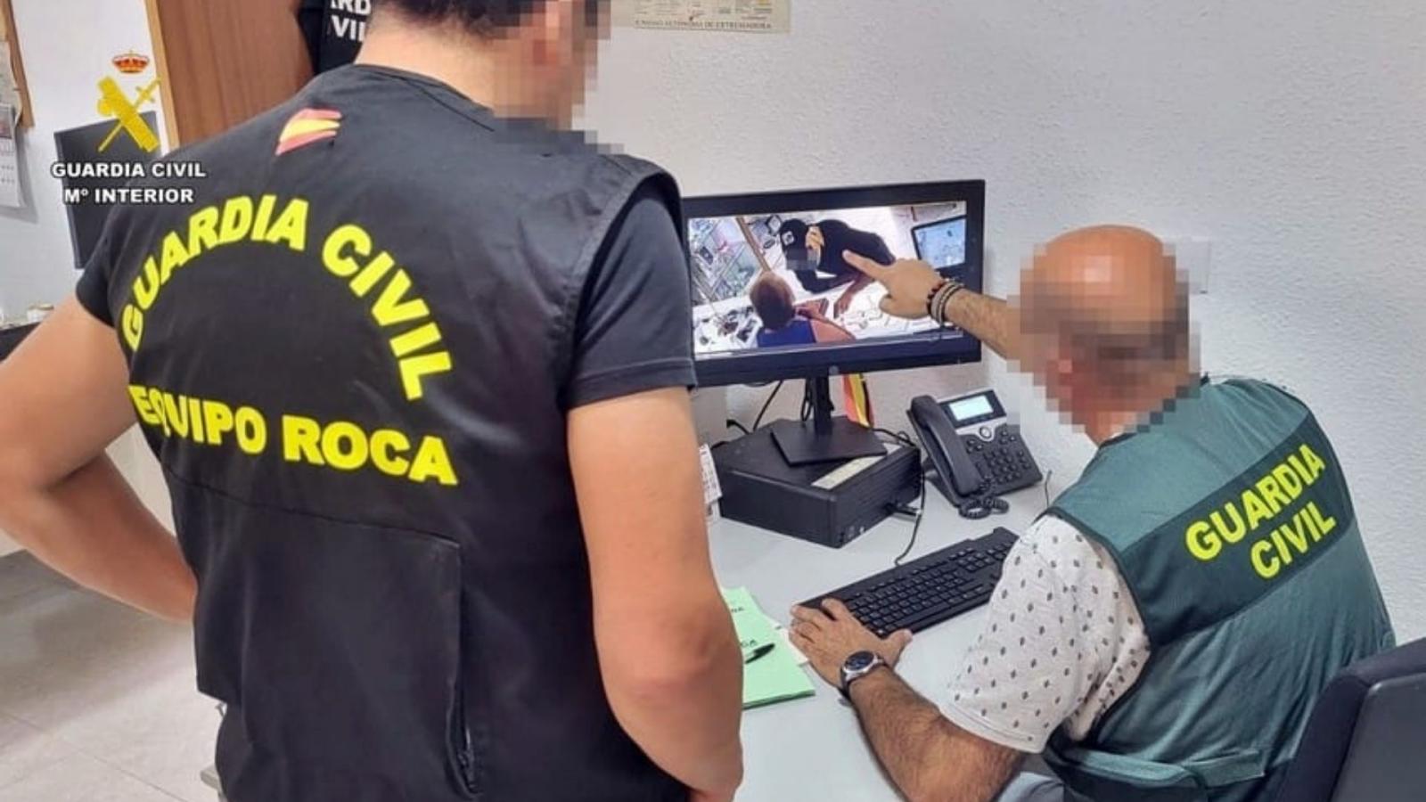 La Guardia Civil durante la investigación del robo