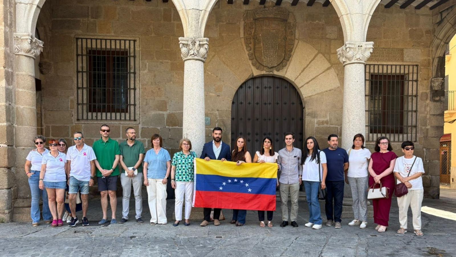 El Ayuntamiento de Plasencia durante el minuto de silencio