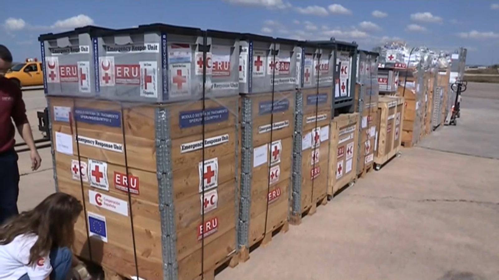 Pallets y cajas con productos destinados a la cooperación internacional en una imagen de archivo