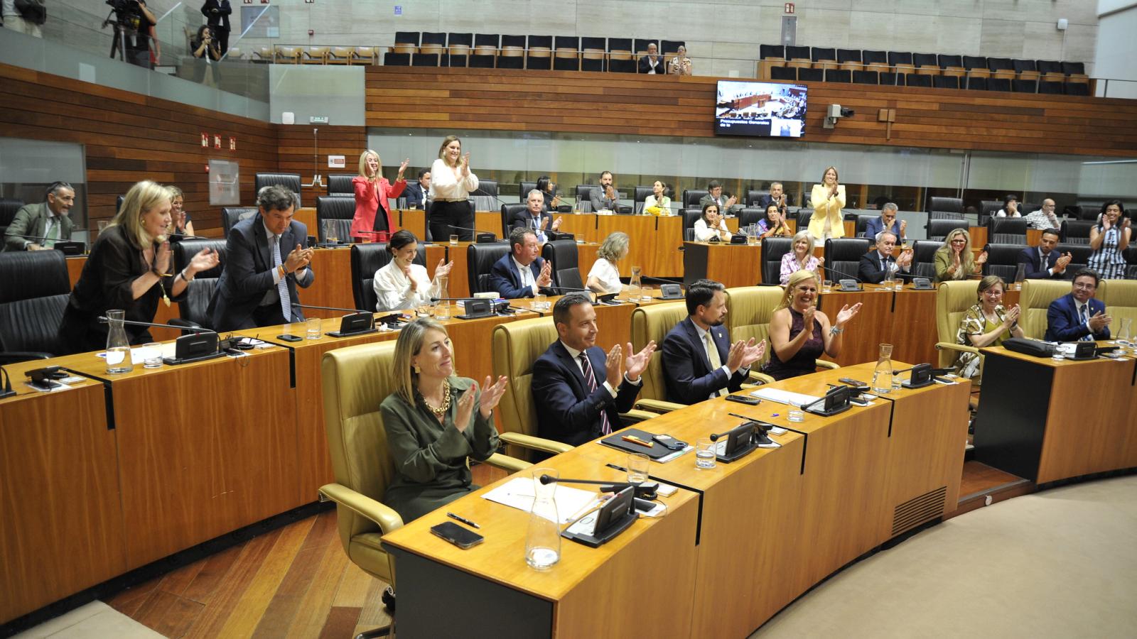 María Guardiola celebra la aprobación de los presupuestos: "Misión cumplida"