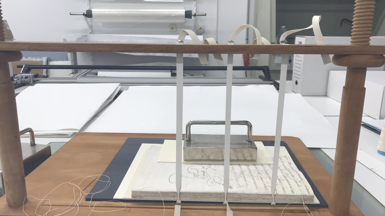 El Archivo Histórico Provincial de Cáceres muestra documentos restaurados del siglo XV