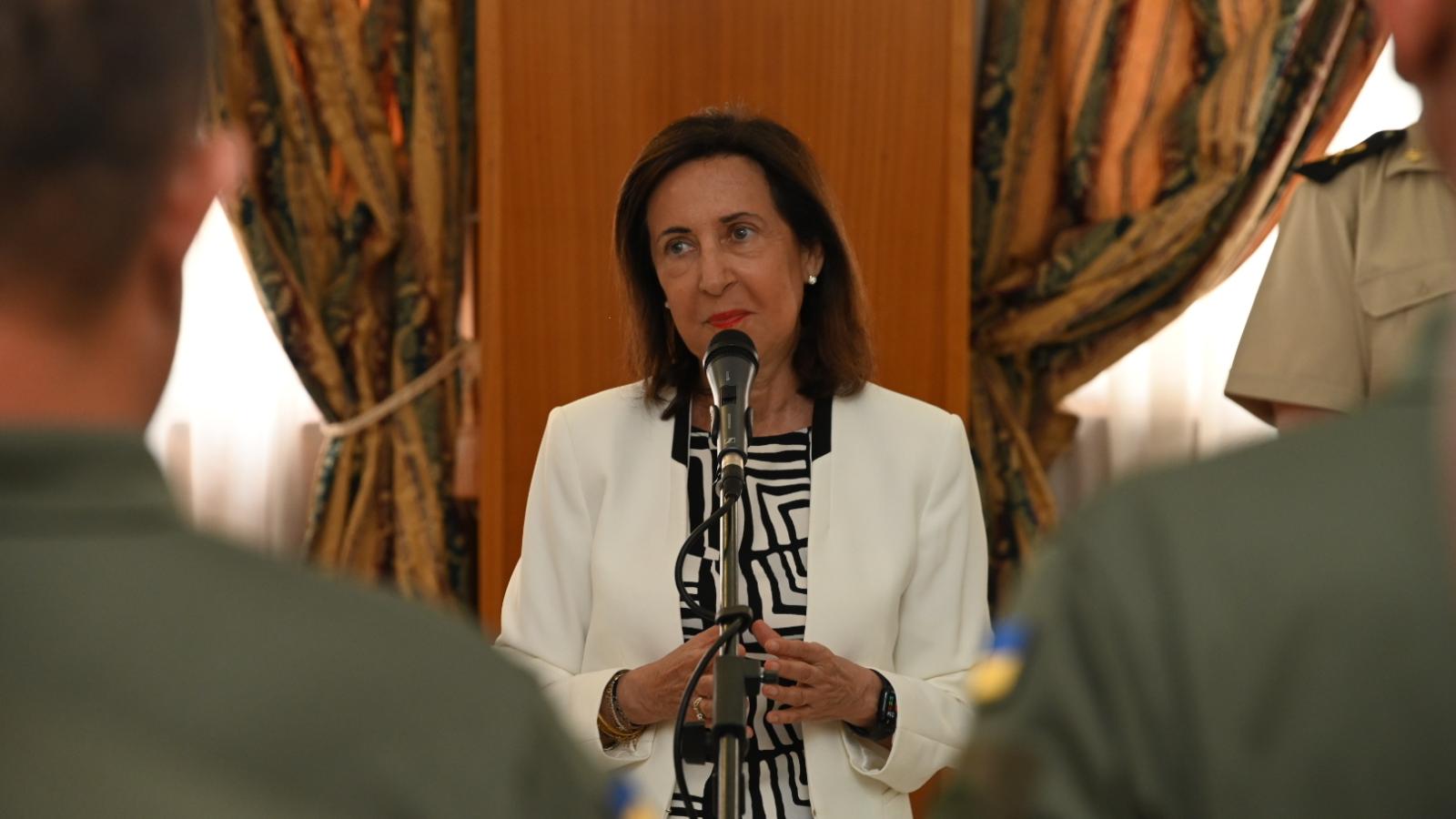 La ministra de Defensa, Margarita Robles, interviene durante las condecoraciones a la Brigada Extremadura por su participación en Líbano, en la Base General Menacho, a 28 de junio de 2024, en Badajoz