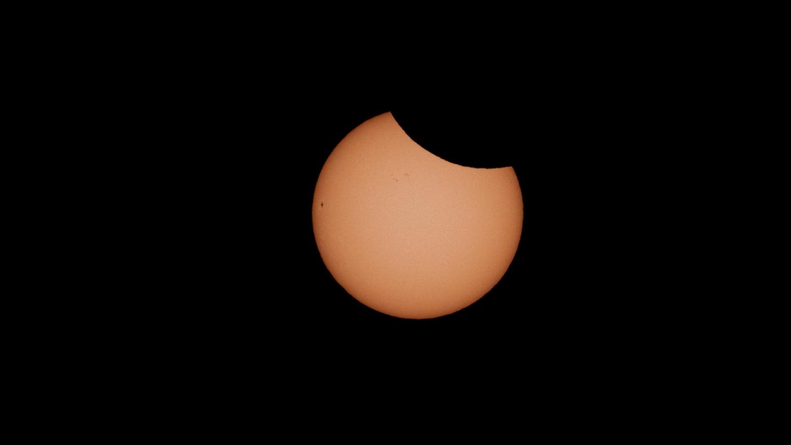 Mirar el eclipse sin protección puede causar daños irreversibles en la retina, según los expertos