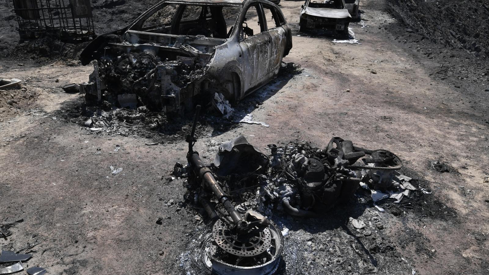 Varios vehículos calcinados en el incendio forestal, a 10 de julio de 2026, en Los Gallardos, Almería, Andalucía (España). 