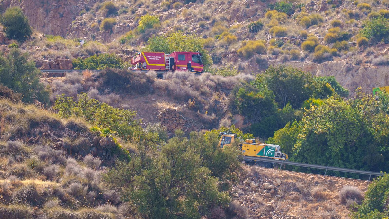 Camiones de extinción de incendios de la UME e INFOCA por la zona afectada de Bédar tras el incendio de Los Gallardos