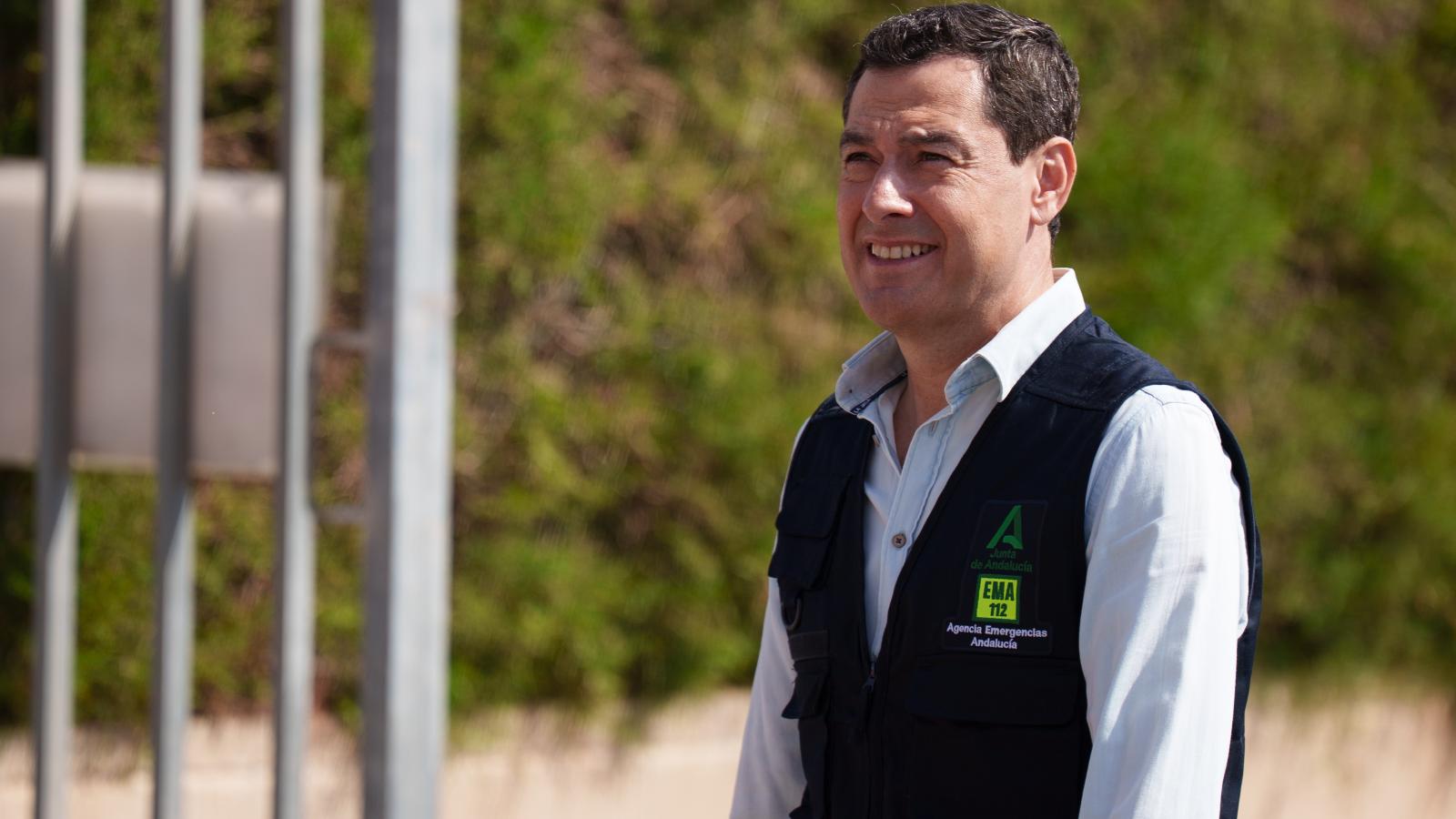 El presidente de la Junta de Andalucía, Juanma Moreno, durante una visita al Puesto de Mando Avanzado del incendio forestal de los Gallardos