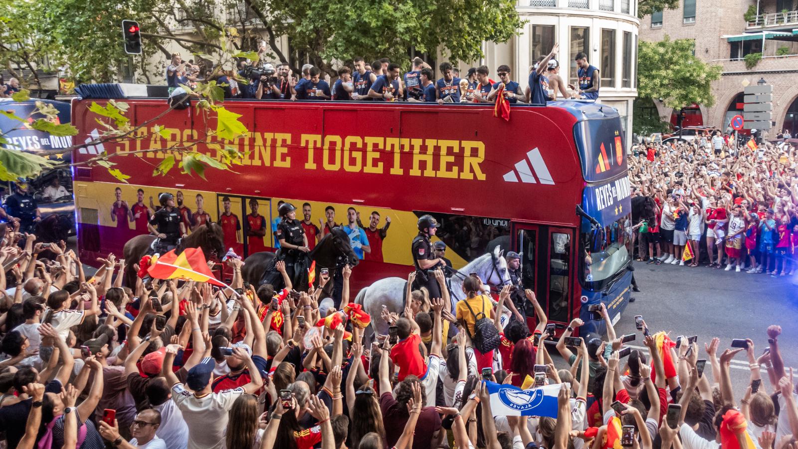 Aficionados saludan al autobús de la Selección durante la rúa de celebración de la Selección Española