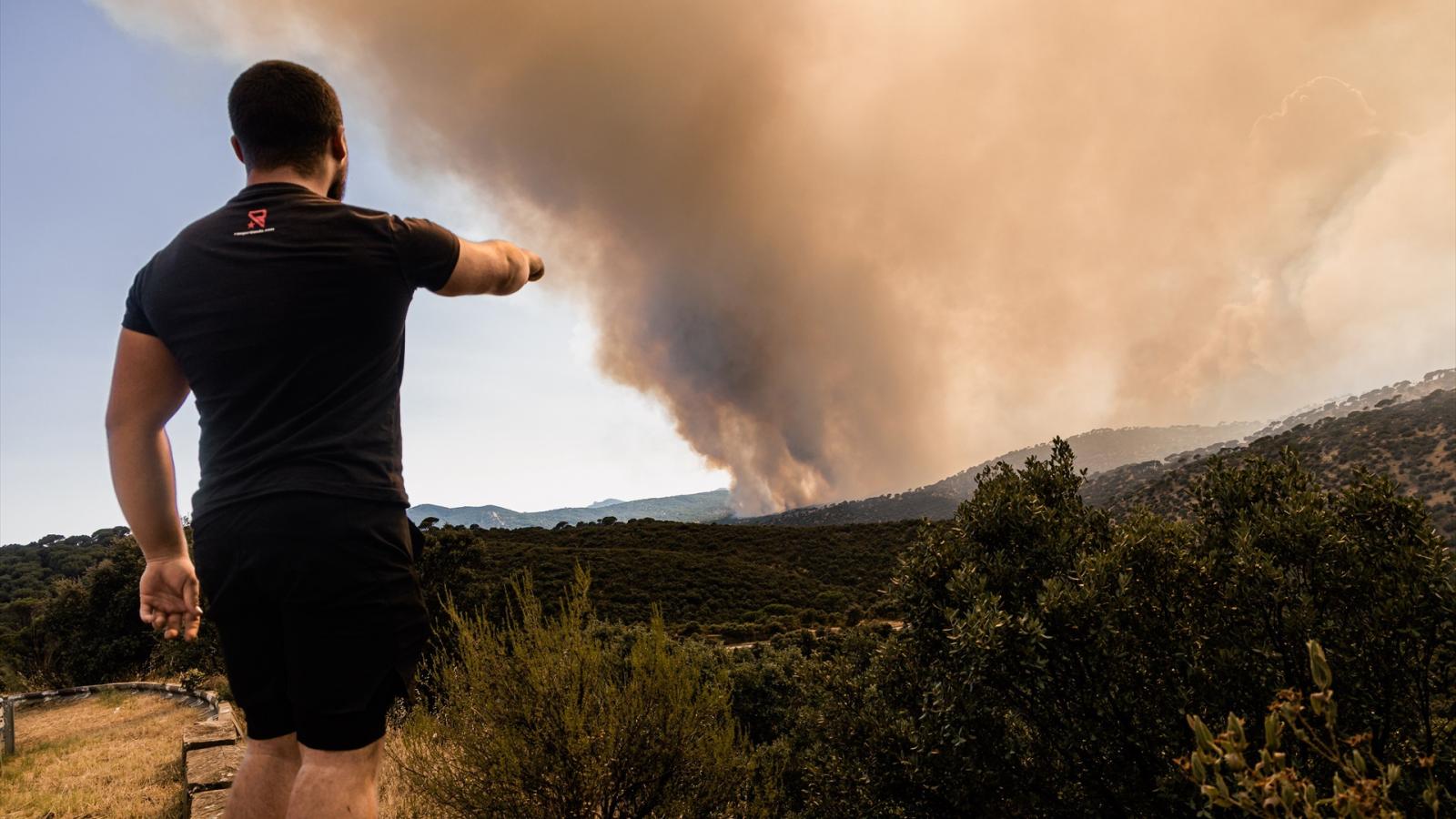 Una persona observa la evolución del fuego, a 23 de julio de 2026, en San Martín de Valdeiglesias, Madrid (España). 