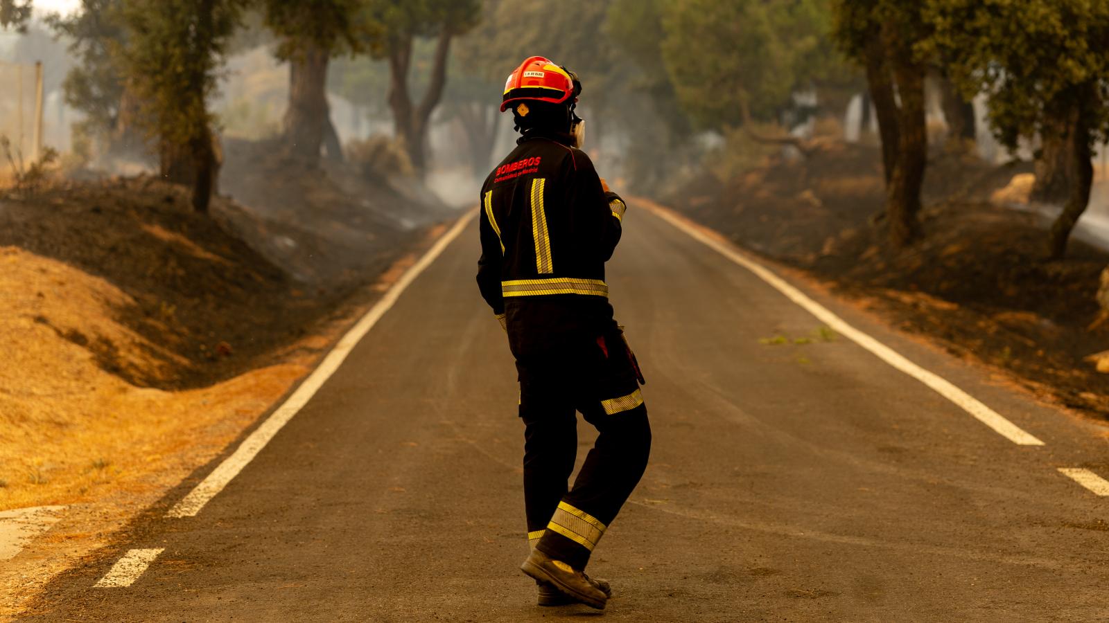 Un bombero trabaja en las labores de extinción del incendio forestal, a 25 de julio de 2026, en San Martín de Valdeiglesias, Madrid