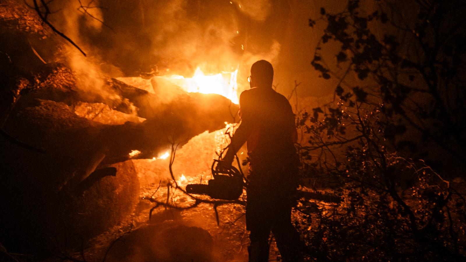 Una persona trabaja en las labores de extinción del incendio forestal, a 26 de julio de 2026, en La Adrada, Ávila
