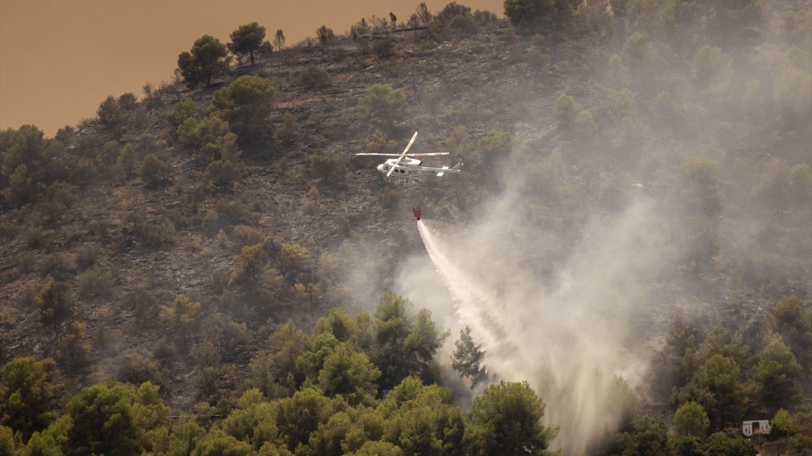 Helicóptero durante las labores de extinción del incendio forestal, a 26 de julio de 2026, en Betxí, Castellón, Comunidad Valenciana (España).