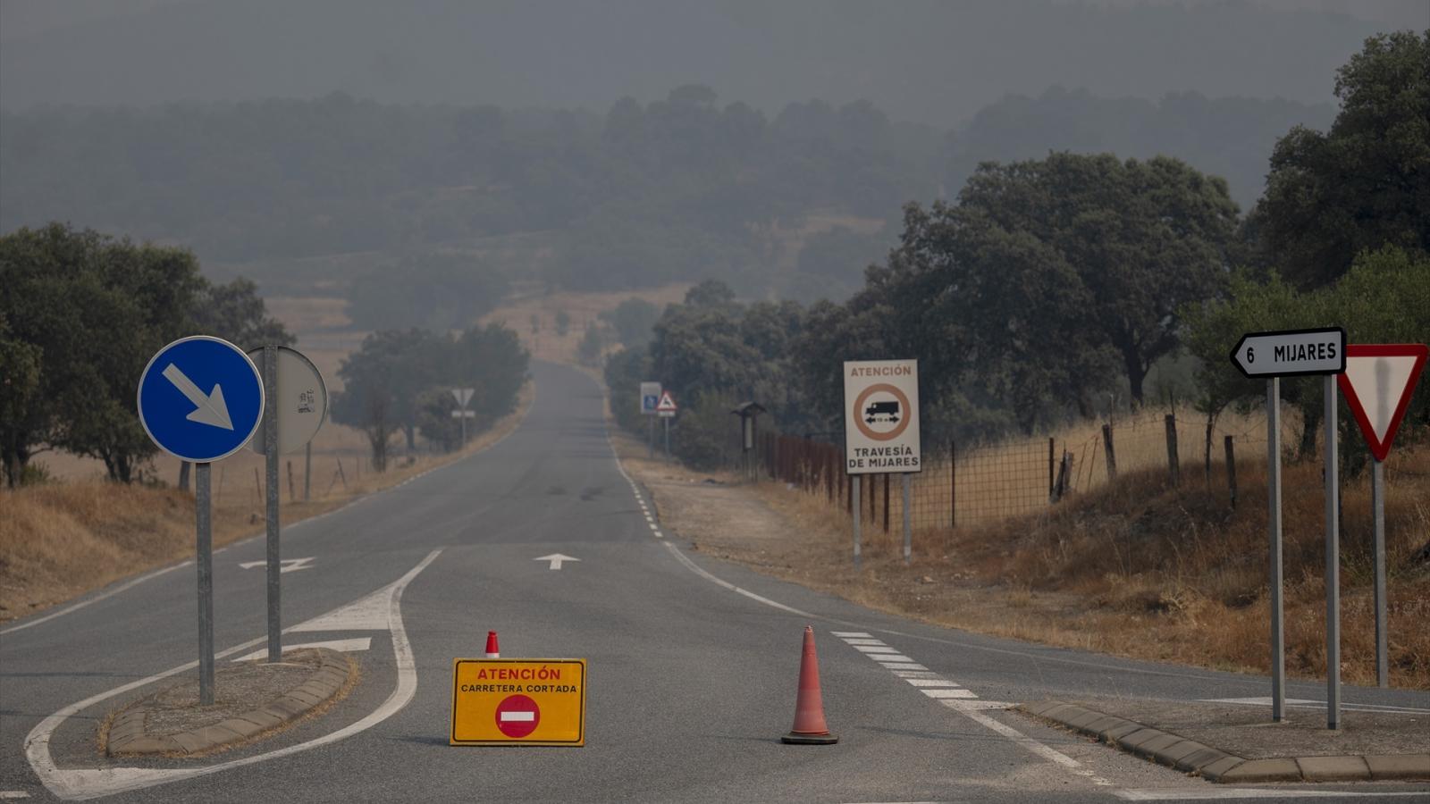 Los incendios obligan a cortar 47 carreteras en cuatro provincias