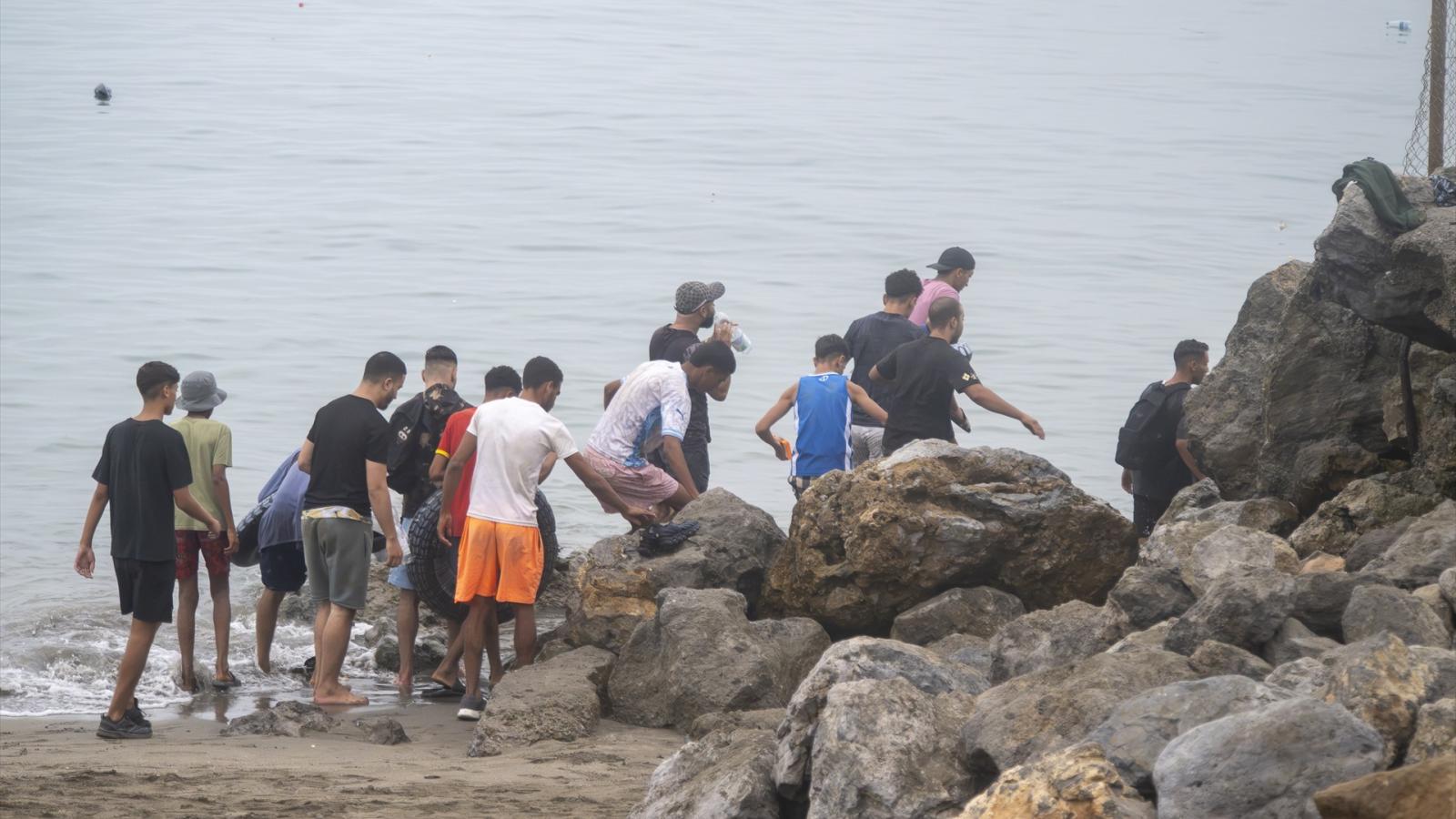 Decenas de personas siguen intentando cruzar la frontera, a 31 de julio de 2026, en Ceuta (España). La ciudad autónoma de Ceuta 