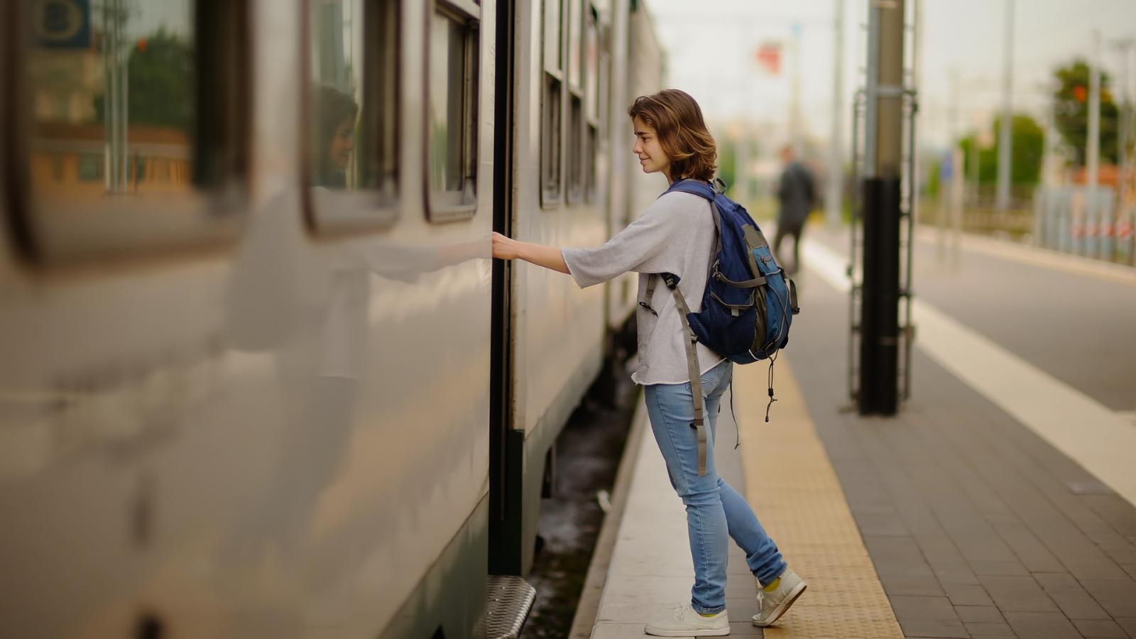 Una chica joven subiendo al tren