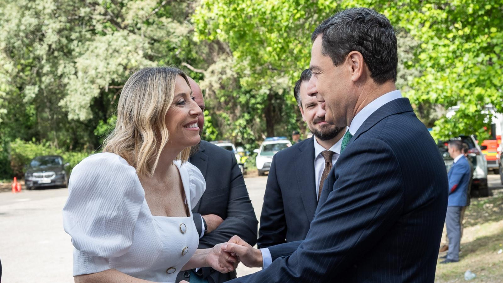 La presidenta de la Junta de Extremadura, María Guardiola, junto al presidente de la Junta de Andalucía, Juanma Moreno. 
