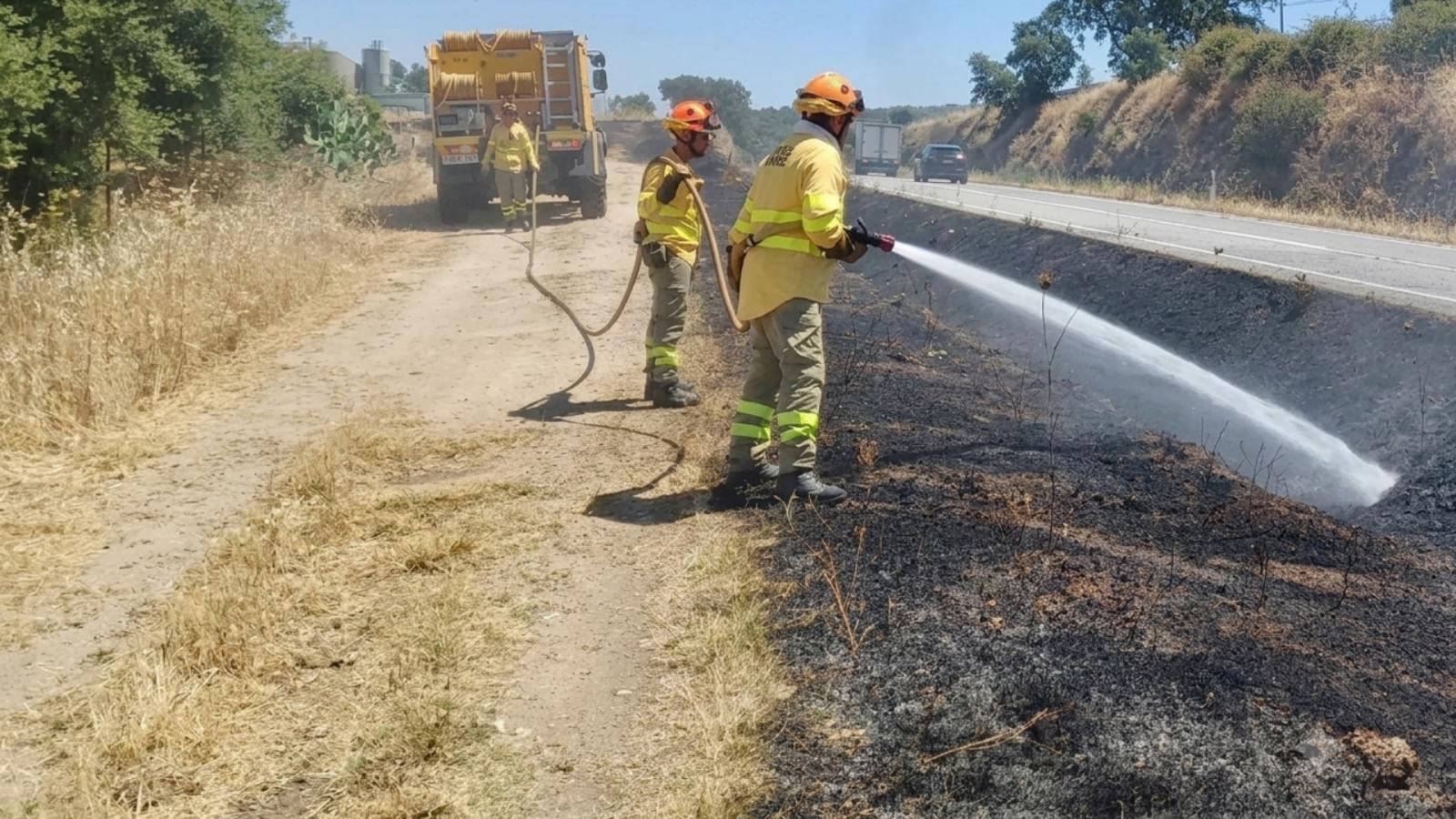 Efectivos del Plan Infoex trabajan en la extinción de un incendio