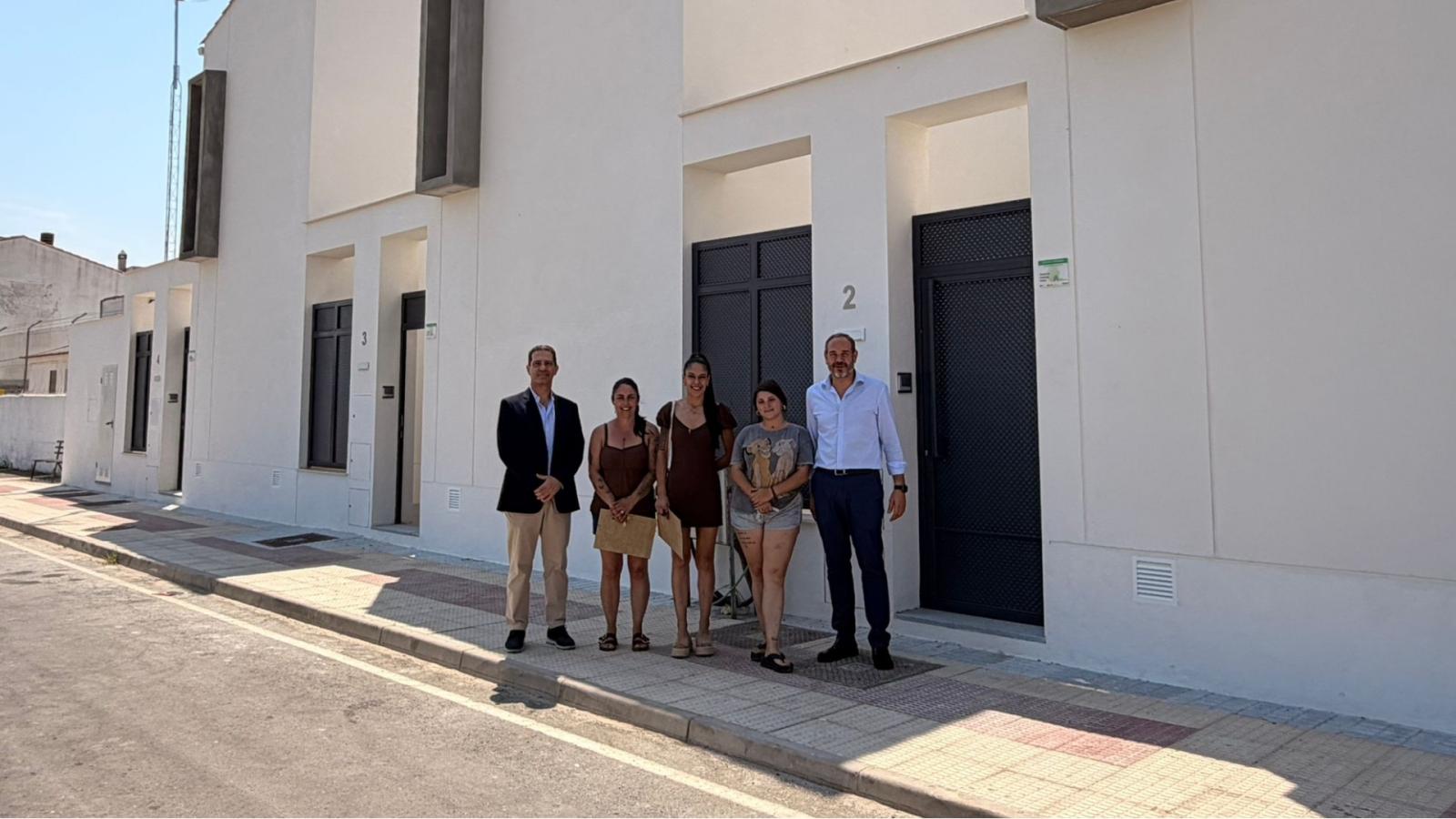 La Junta entrega cuatro viviendas de alquiler social en Robledillo de Trujillo