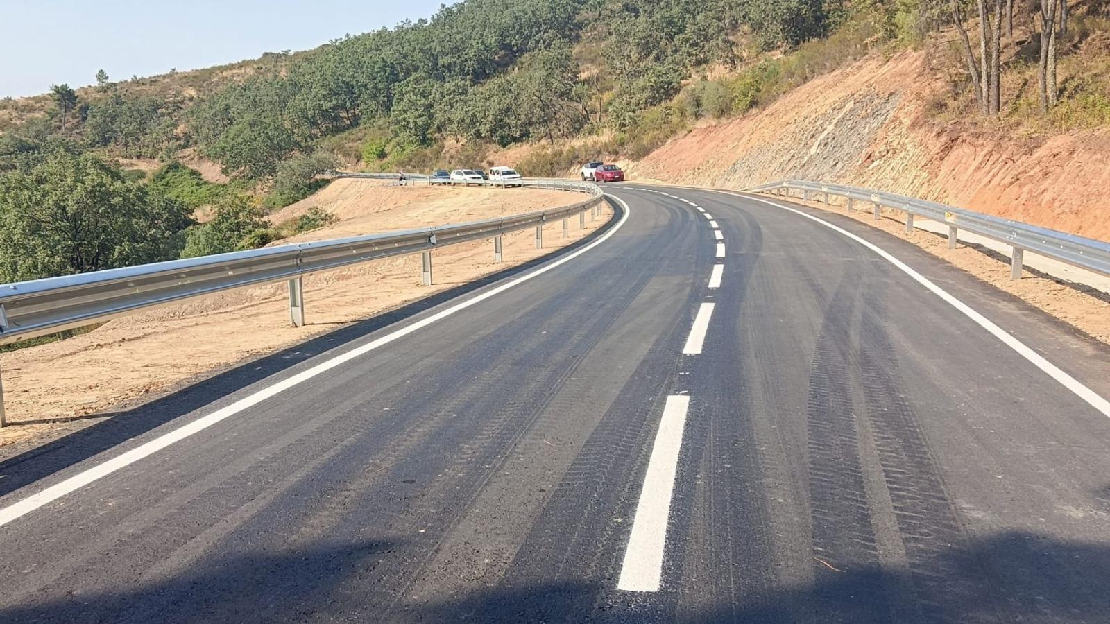 Carretera entre Logrosán y Berzocana