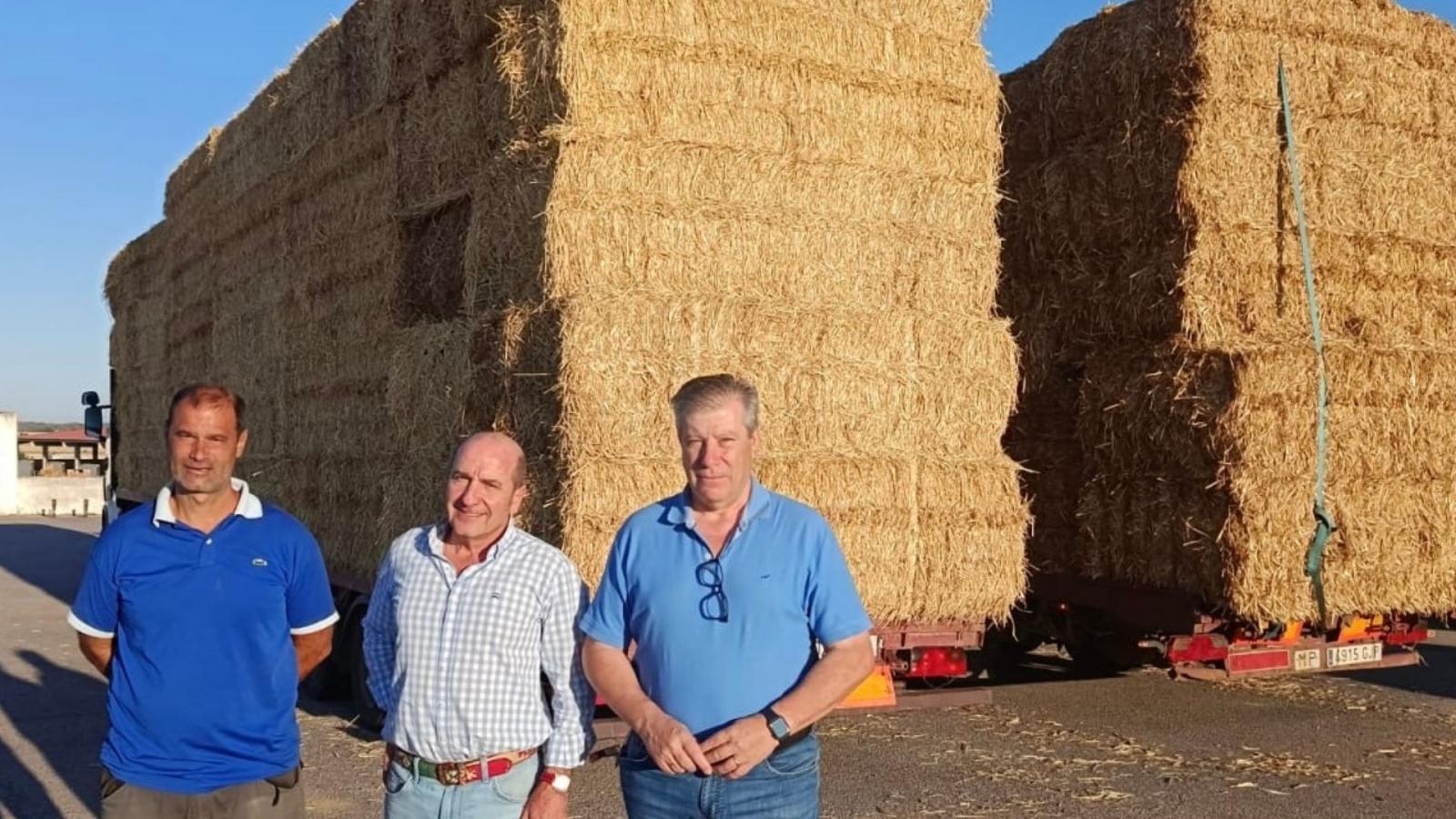 Agricultura entrega paja a los agricultores