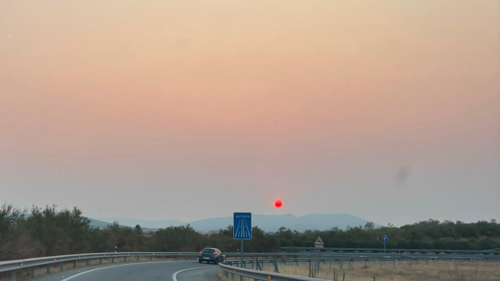 El humo de los grandes incendios ya se percibe en varias comarcas de Extremadura