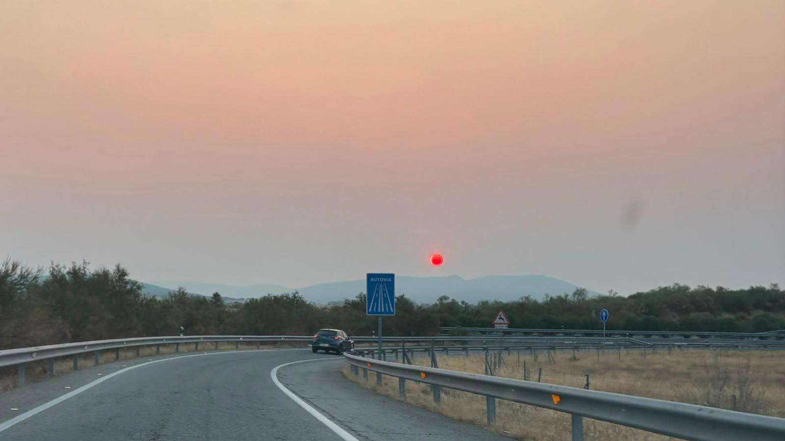 El humo de los grandes incendios ya se percibe en varias comarcas de Extremadura