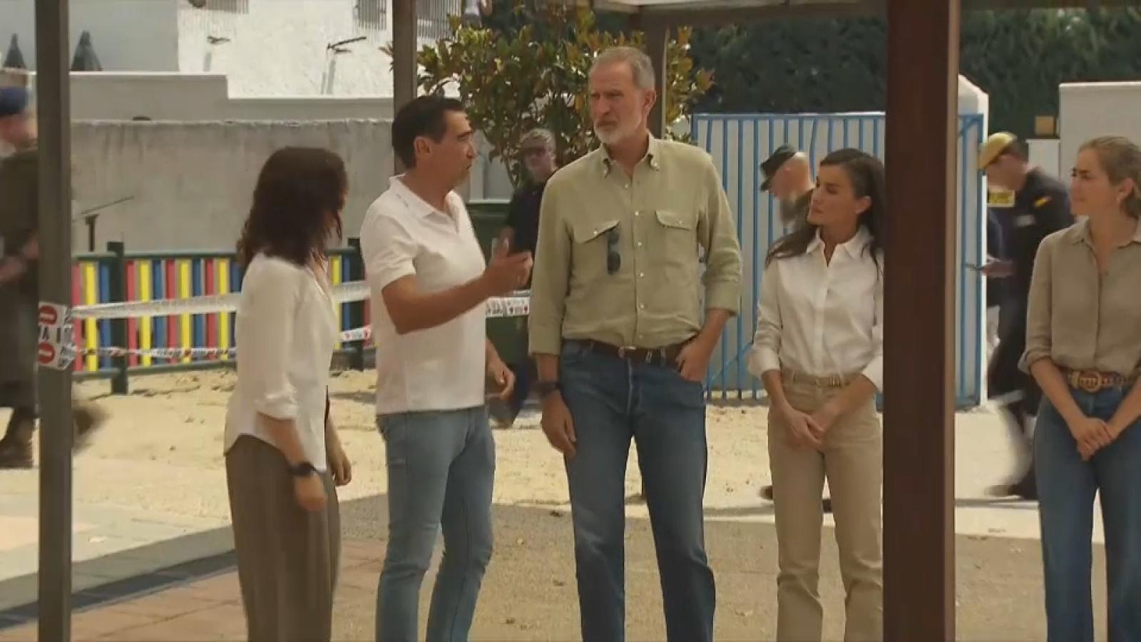 Los Reyes visitan a los vecinos evacuados por los incendios en Madrid y se reúnen con la UME