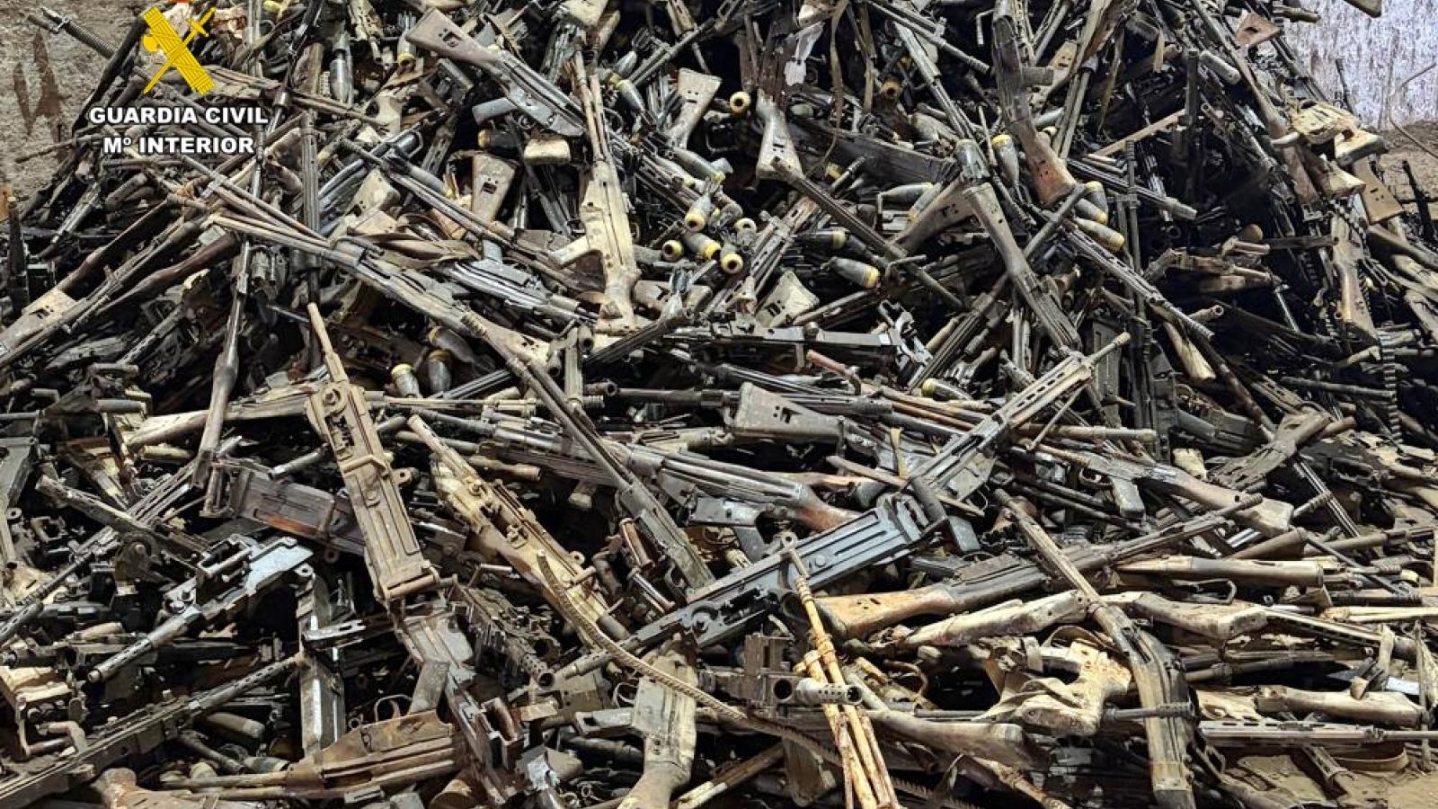 Arsenal de armas encontradas en Quintana de la Serena