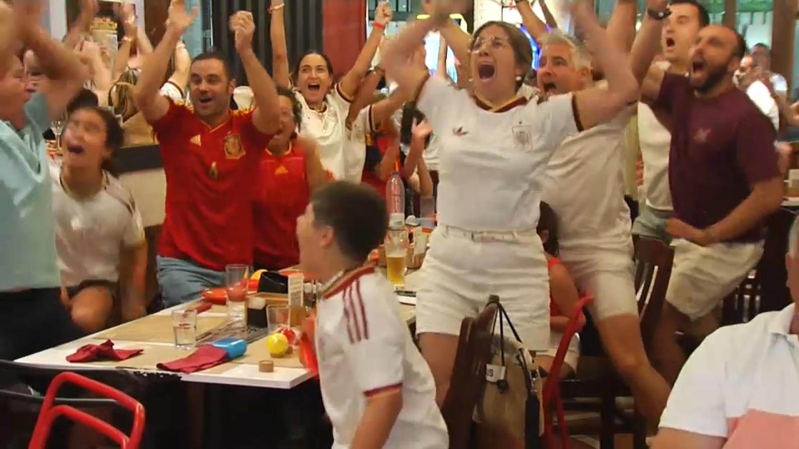 Aficionados de España, en Don Benito, celebrando un gol del Mundial