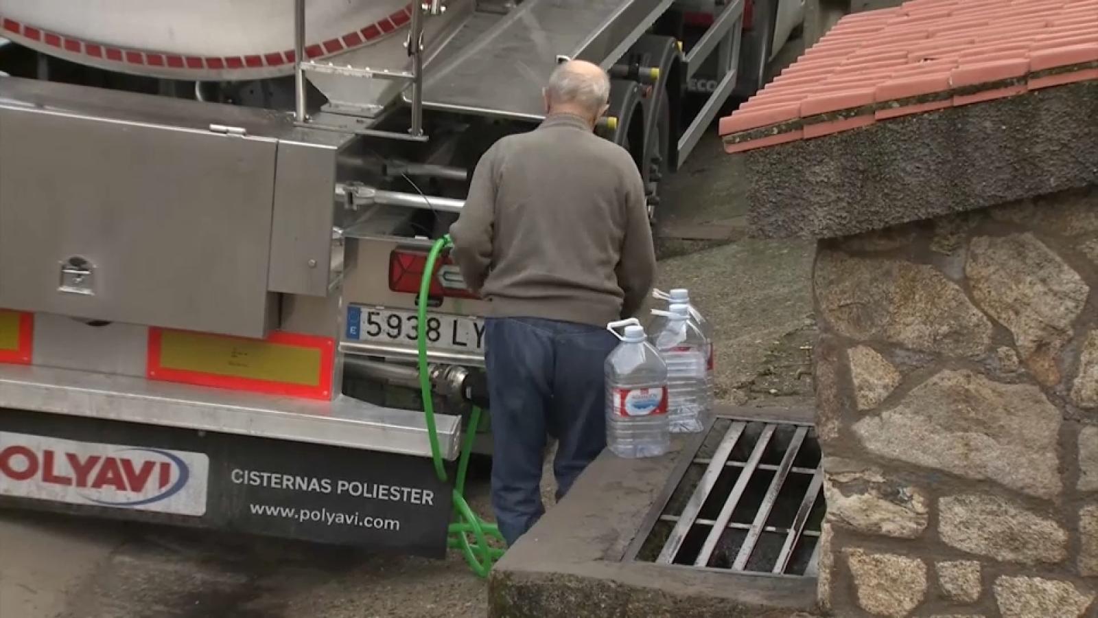 Vecinos de Casas de Millán y Mirabel reciben agua potable mediante camiones cisterna 