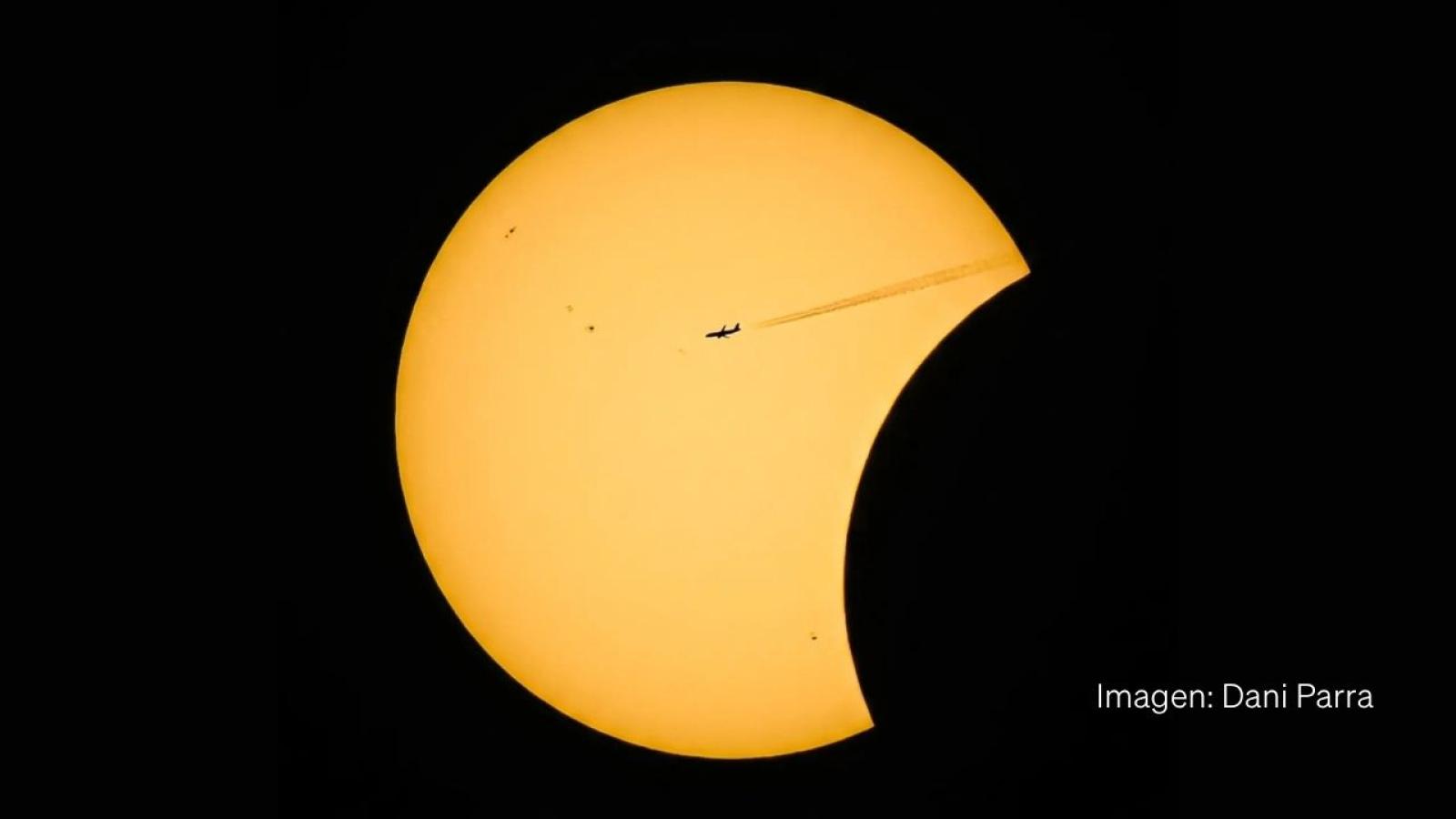 Fotografía de un avión cruzando el eclipse de sol desde Extremadura