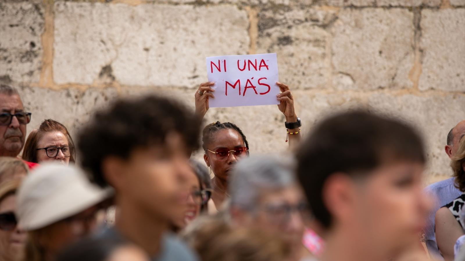 Una pancarta con el lema "Ni una más" durante un minuto de silencio por un asesinato machista 