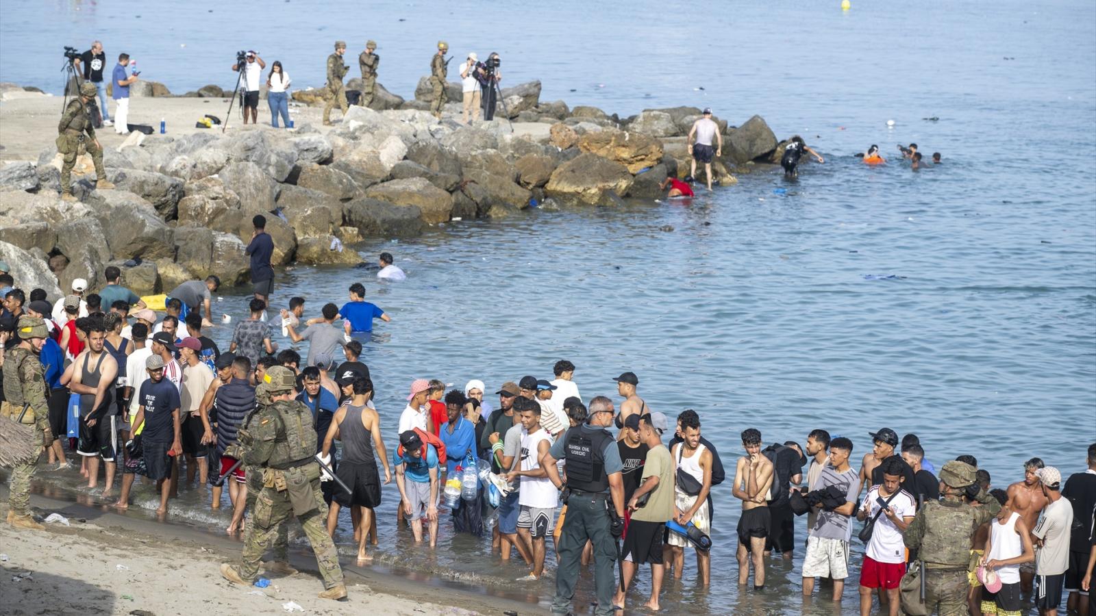 El Gobierno comienza la instalación de una barrera de contención en el espigón de Ceuta
