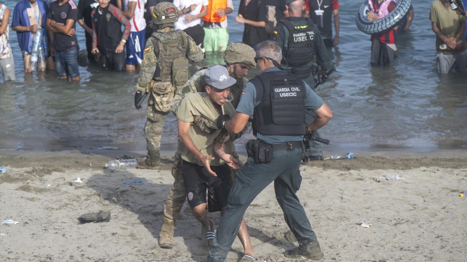 El Gobierno asegura que ninguna persona llegada irregularmente a Ceuta ha pasado a la Península