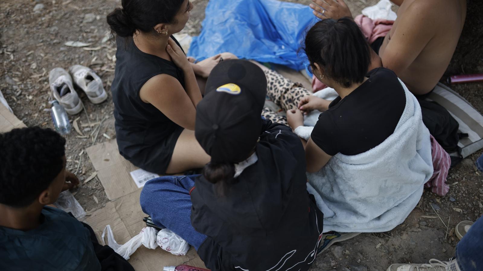 Varias personas a las puertas del Centro de Estancia Temporal de Inmigrantes (CETI), a 2 de agosto de 2026, en Ceuta 