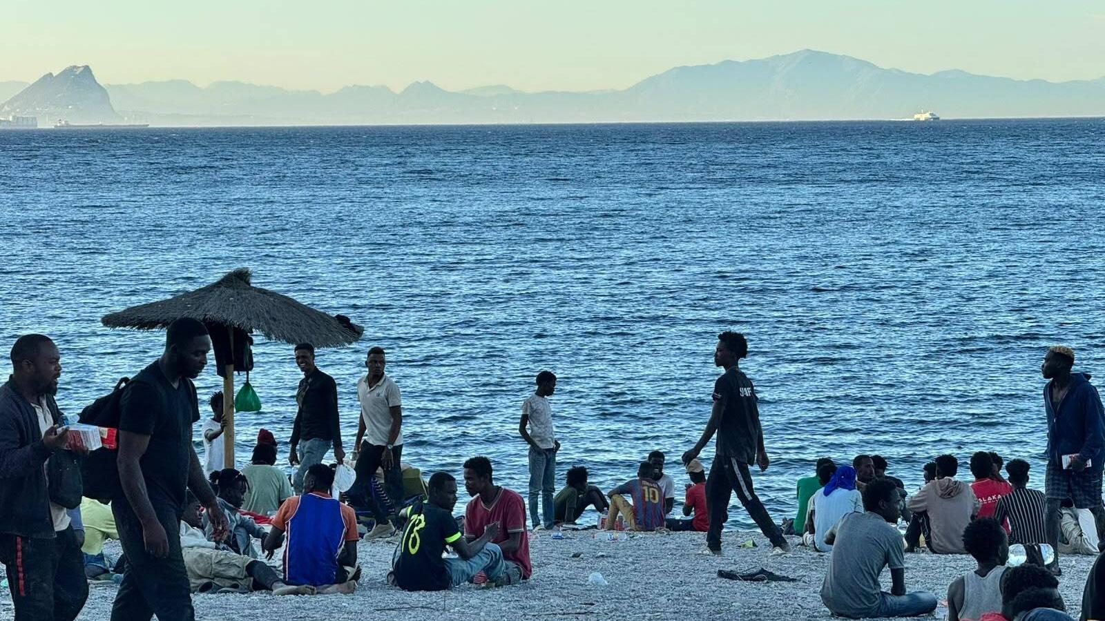 Varios migrantes en la playa del Trampolín, a 3 de agosto de 2026, en Ceuta (España). 
