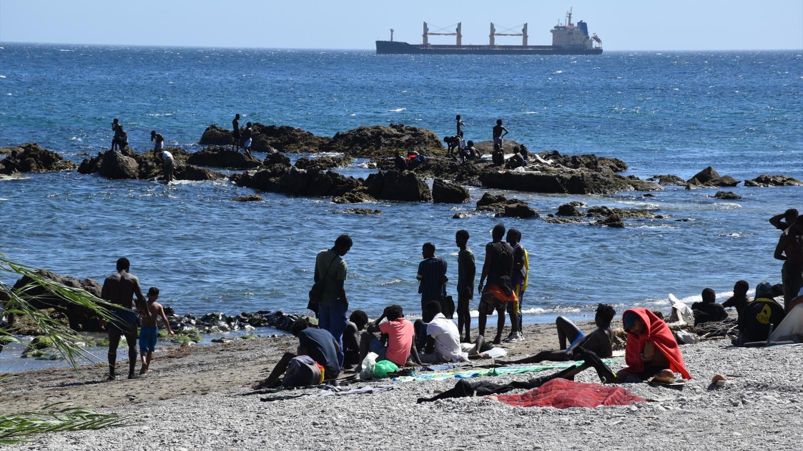 Varias personas en la playa del Trampolín, a 5 de agosto de 2026, en Ceuta (España)