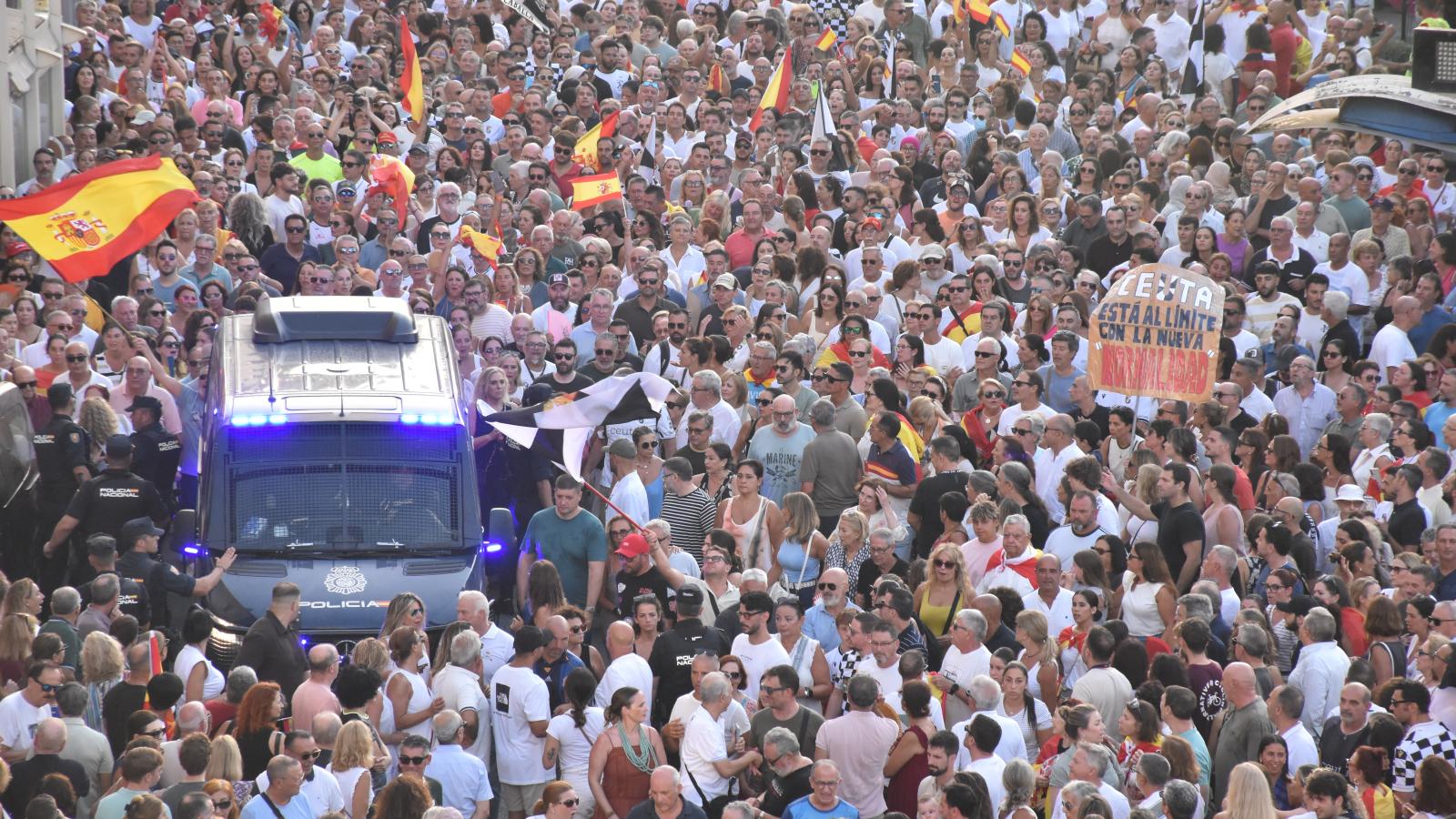 Marcha hacia la plaza de los Reyes bajo el lema “Basta ya. Ceuta no se rinde”