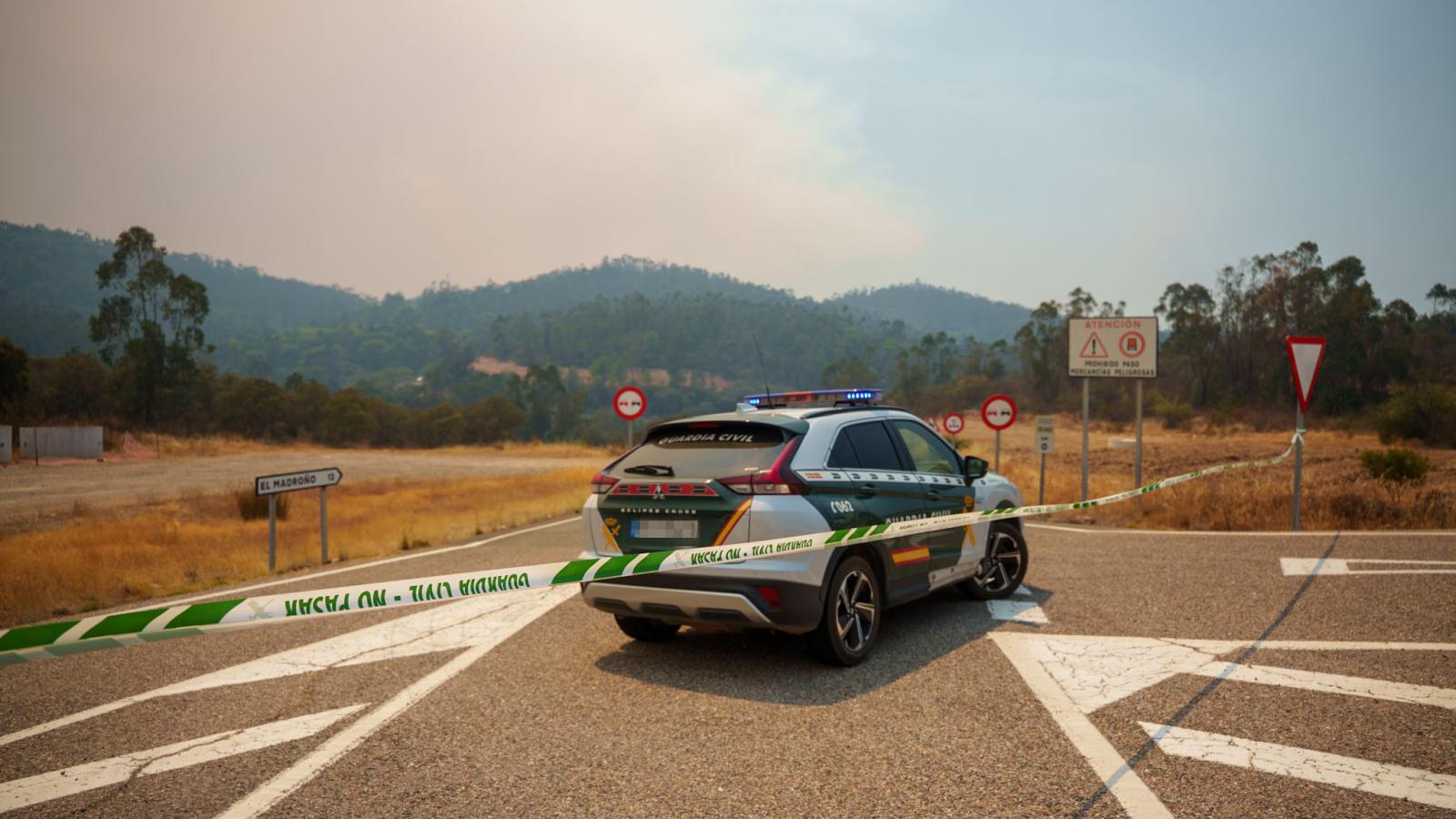 La Guardia Civil corta la carretera de acceso a El Madroño por el incendio forestal de Niebla (Huelva)