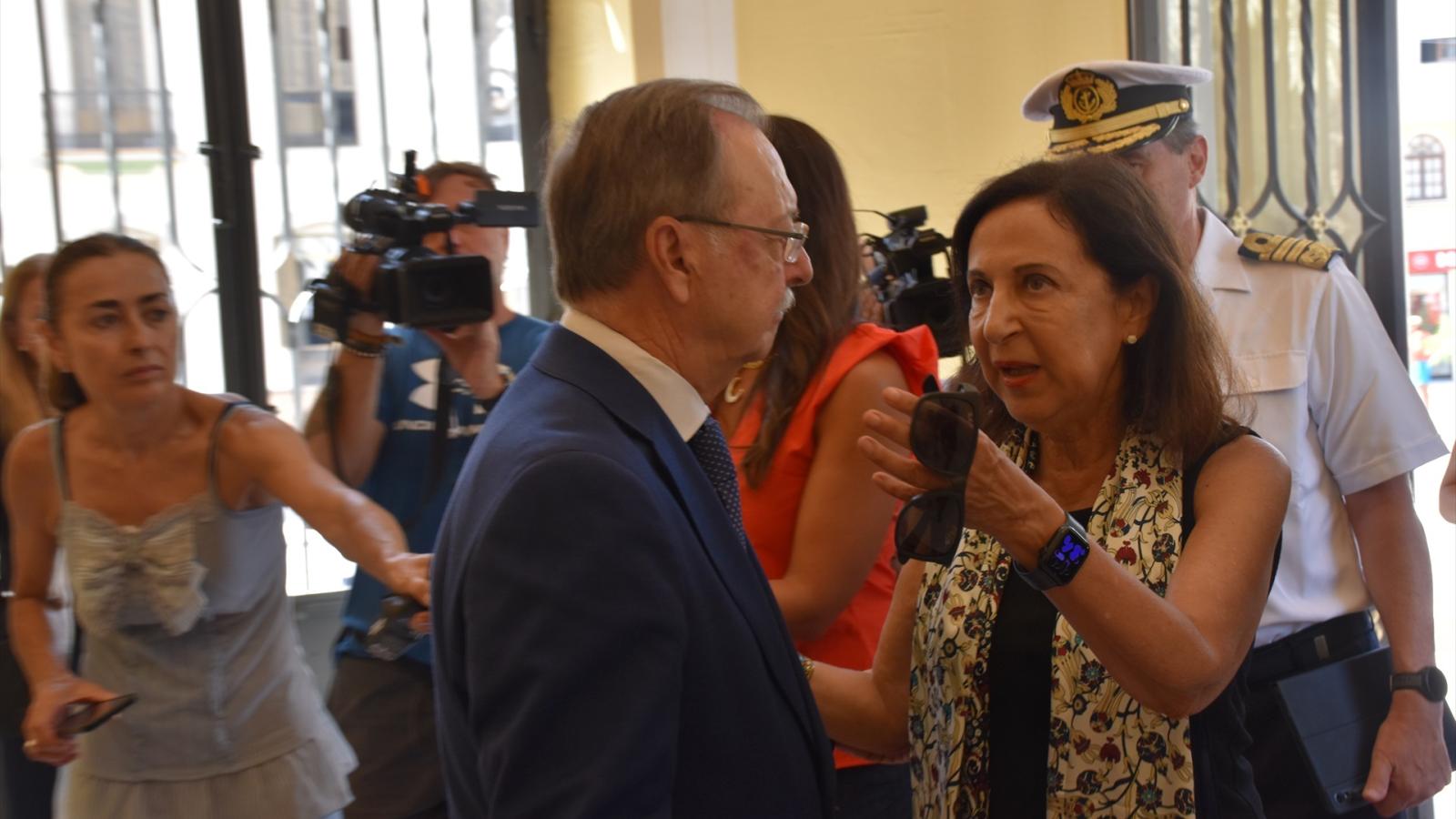 La ministra de Defensa, Margarita Robles (d), mantiene un encuentro con el presidente de la Ciudad Autónoma de Ceuta, Juan Jesús Vivas (i), en el Palacio de la Asamblea, a 12 de agosto de 2026, en Ceuta (España).