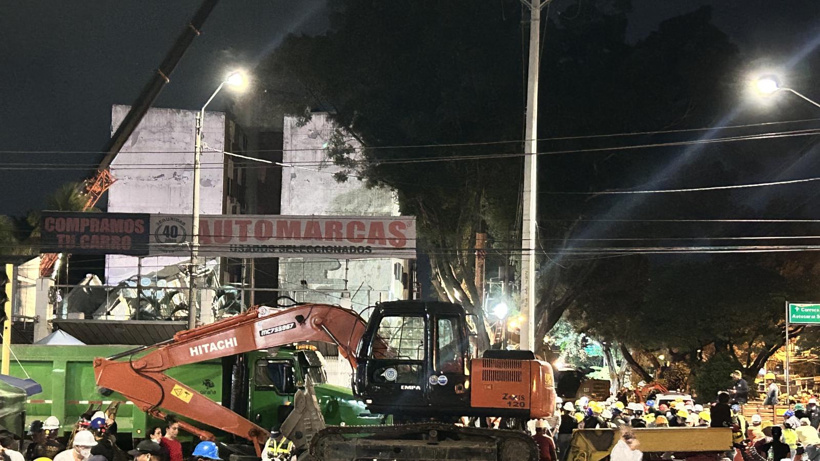 Excavadora trabajando en un edificio derruido en Colombia