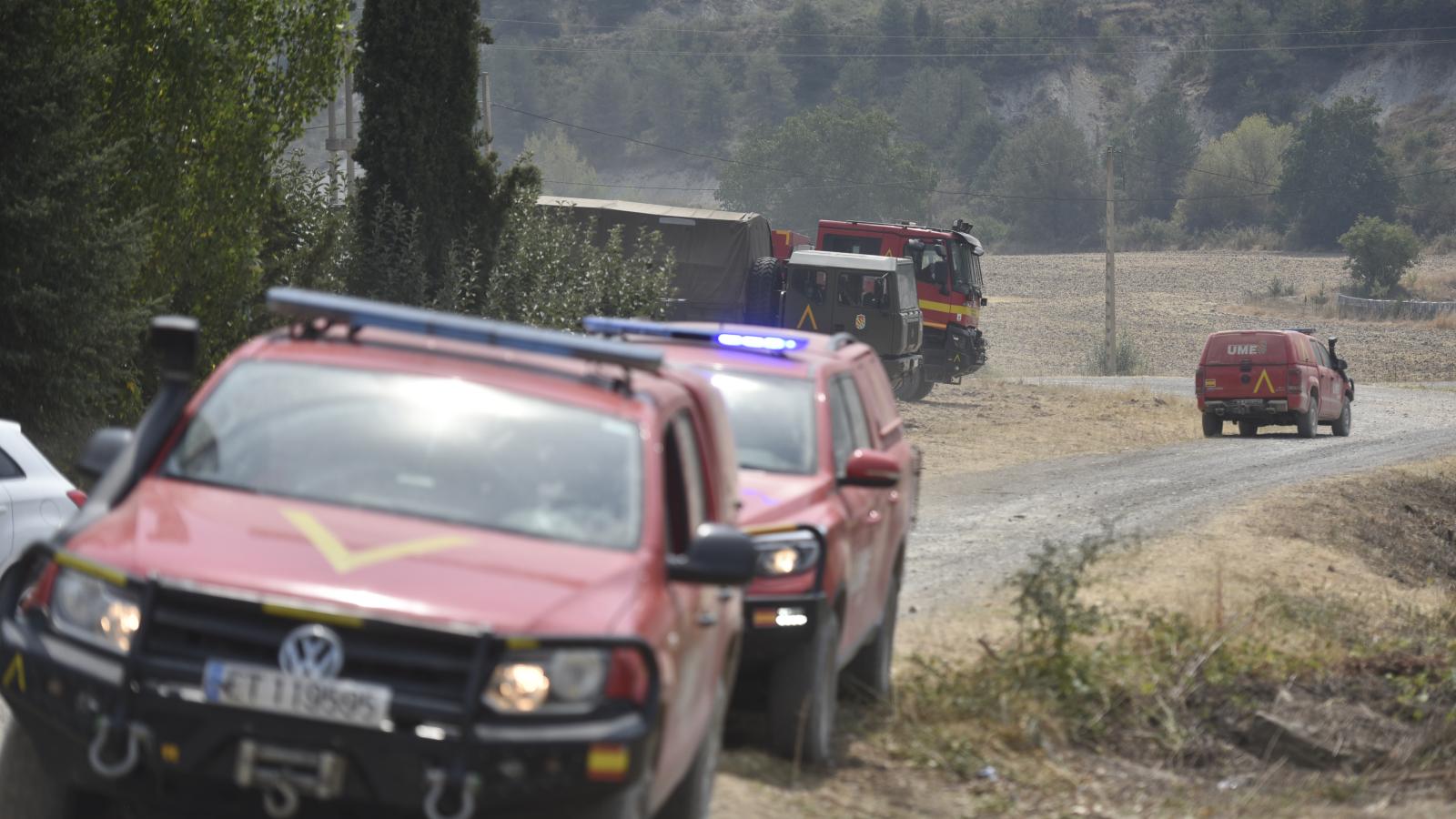 Vehículos de la UME durante las labores de extinción de un incendio forestal