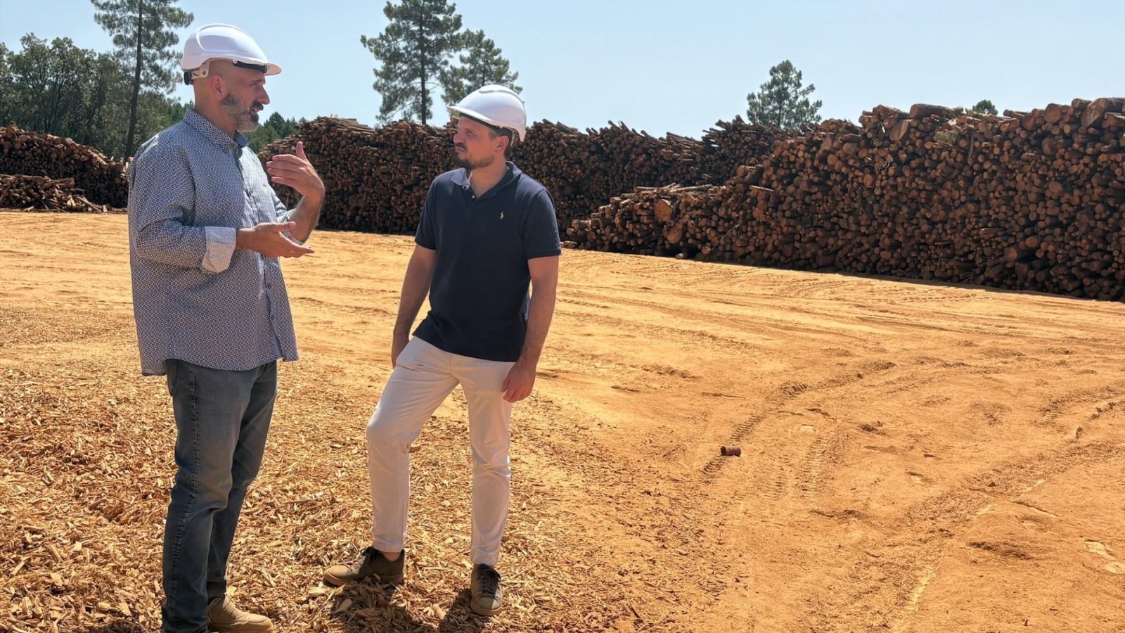 El vicepresidente y consejero de Presidencia, Abel Bautista, visita la planta de fabricación y distribución de pellets de Biomasa Sierra de Gata SL en Villasbuenas de Gata