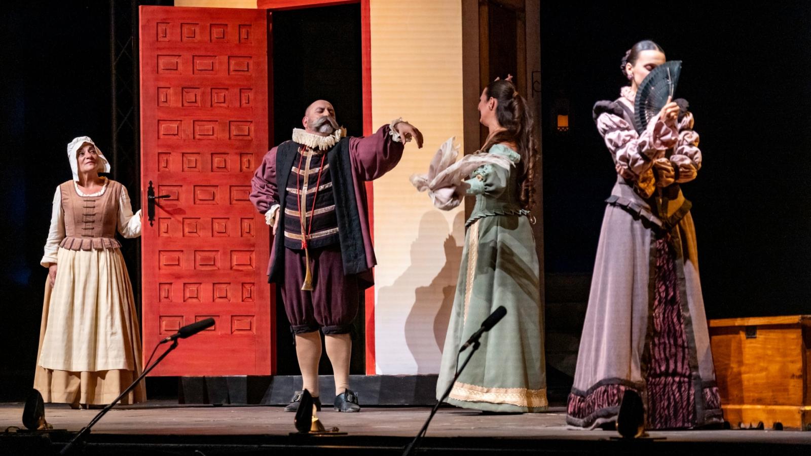 Representación de 'Casa con dos puertas, mala es de guardar' en el Festival de Teatro Clásico de Alcántara
